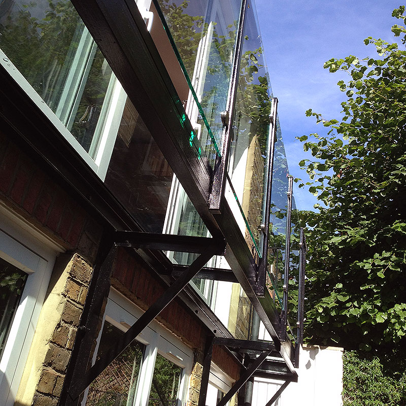Exterior bespoke glass balustrades in a garden in London