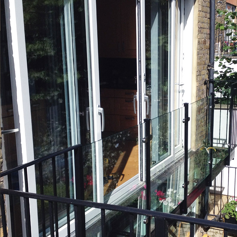 Glass balustrades on a balcony in a London garden