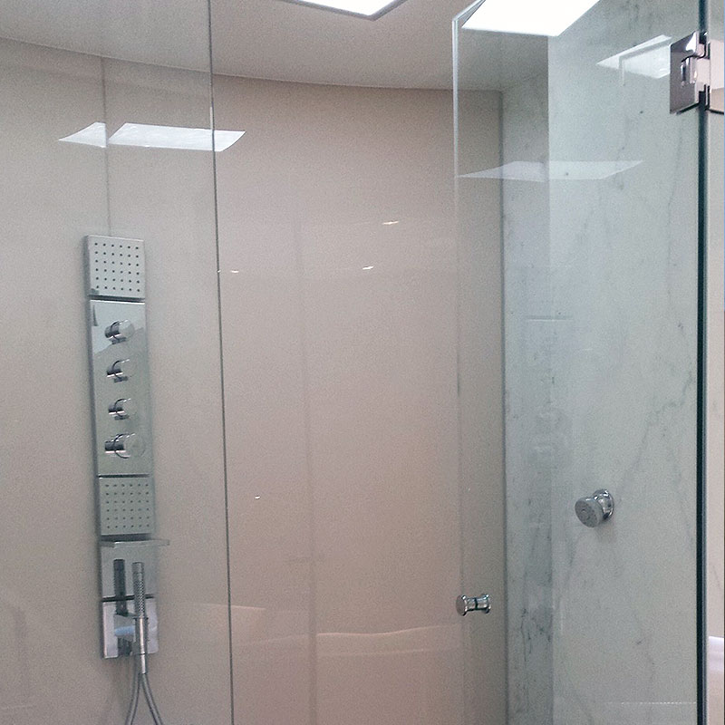 Glass shower splashback