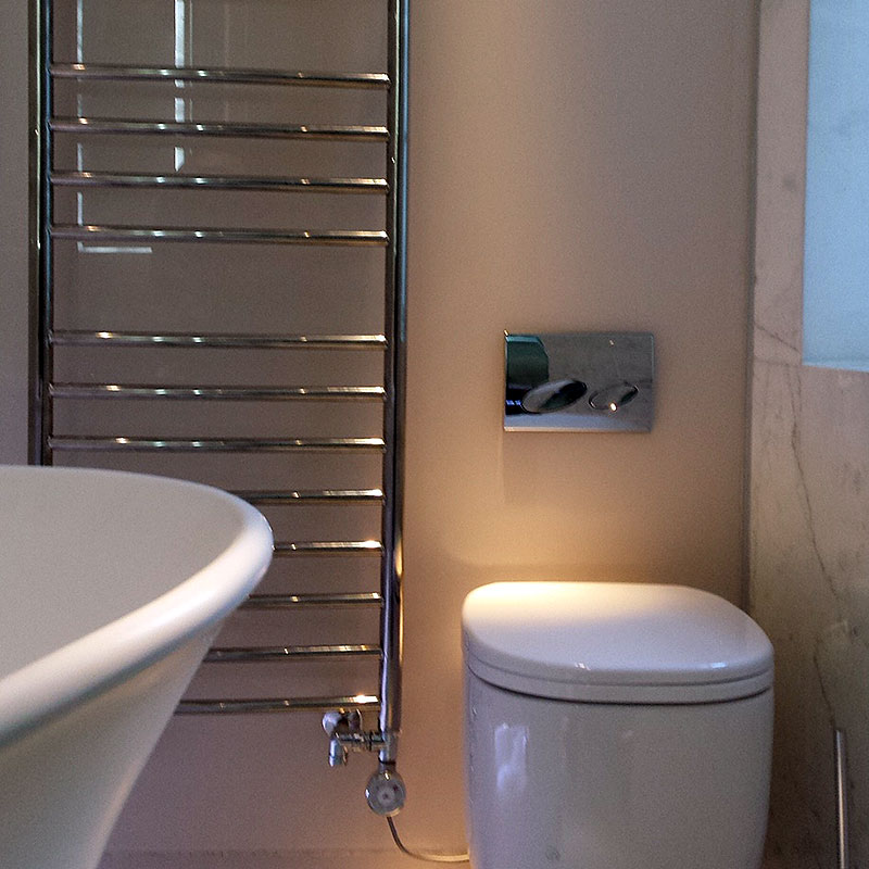 Glass bathroom splashback