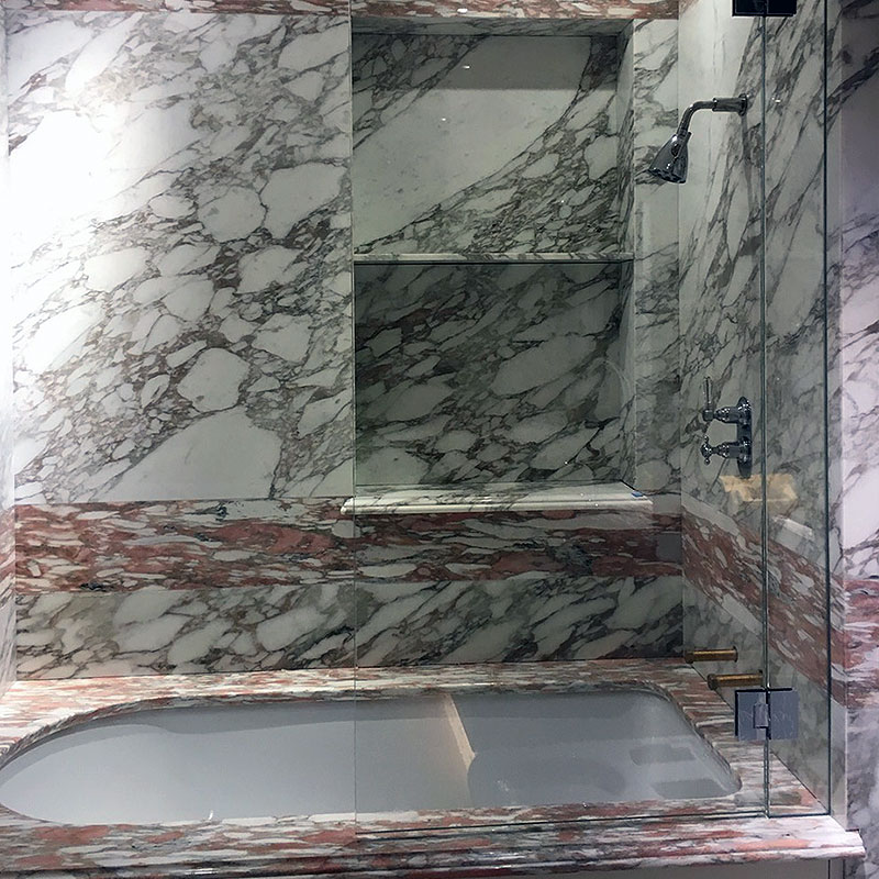 Frameless glass bath tub surround