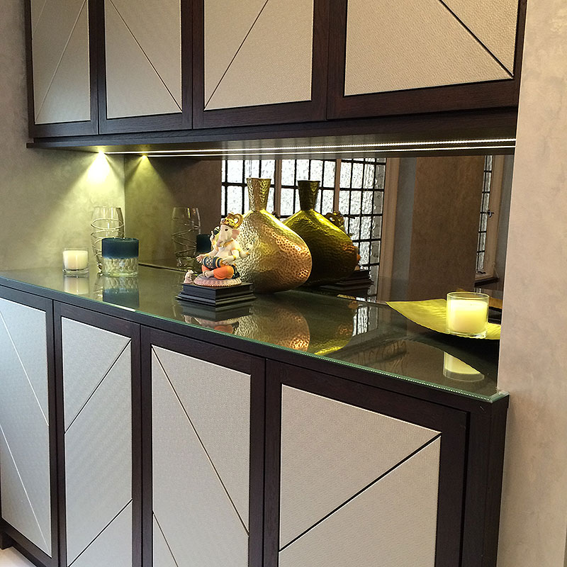 Mirrored glass kitchen counter splashback
