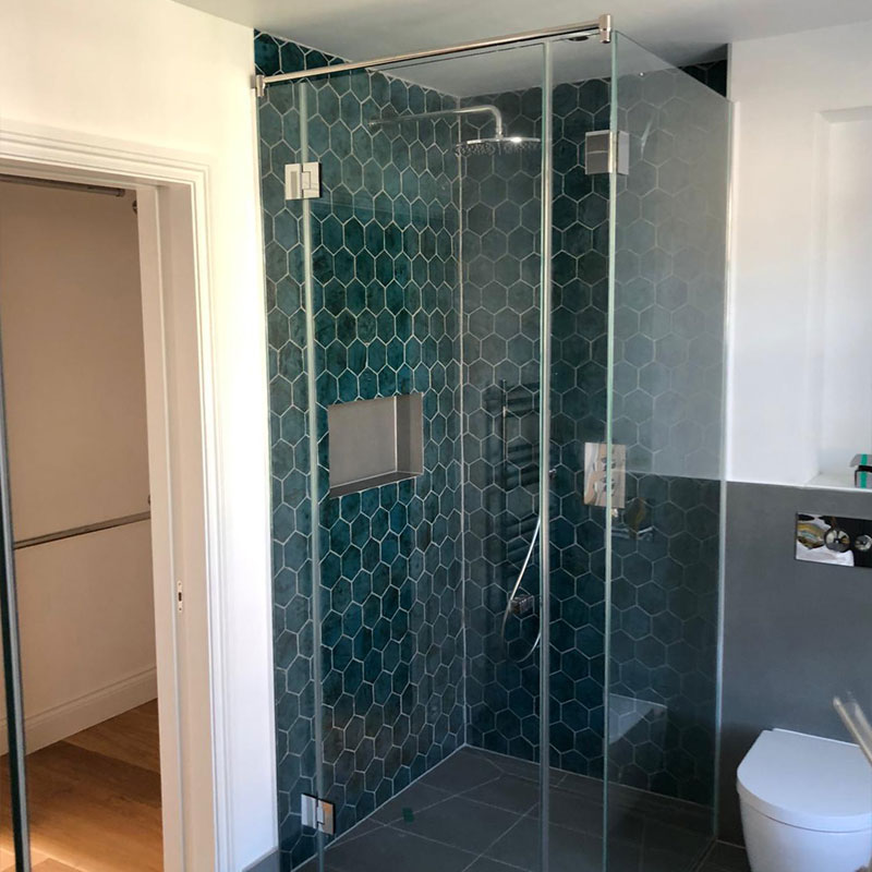 Frameless glass shower in West London