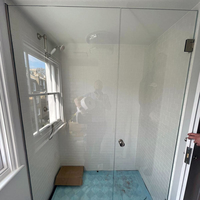 Frameless shower