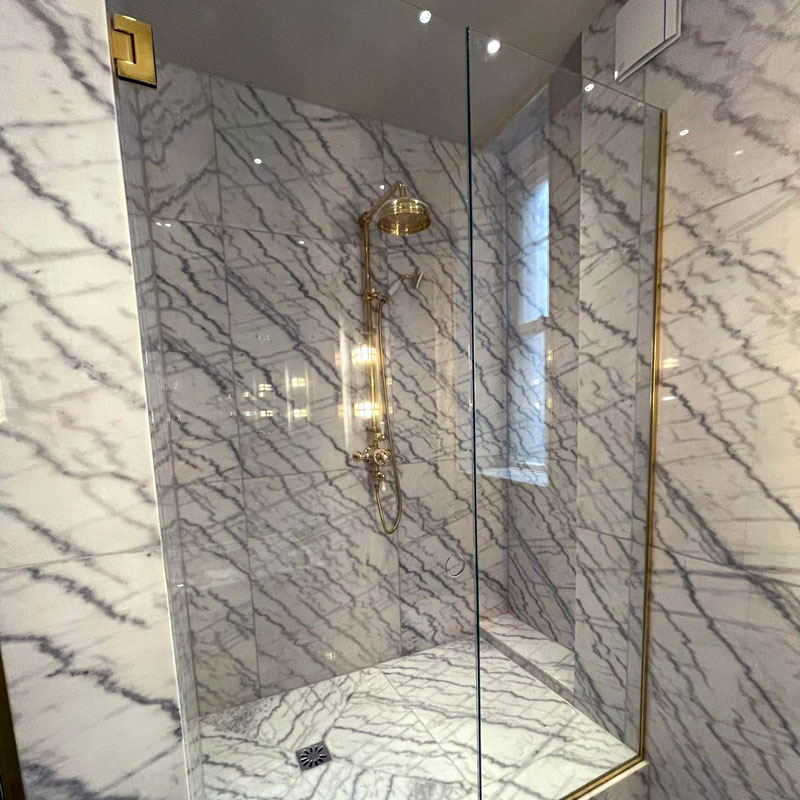 Frameless shower
