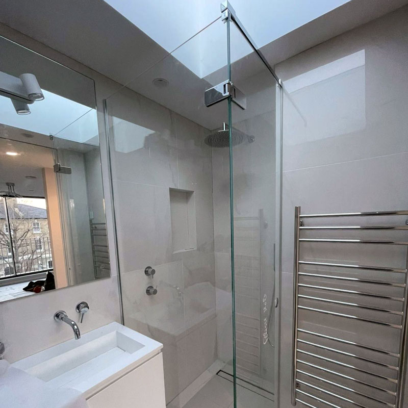 Frameless shower