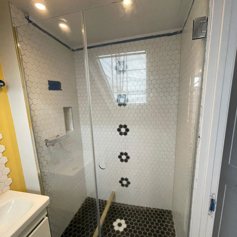 Frameless shower