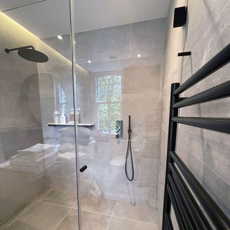 Frameless shower