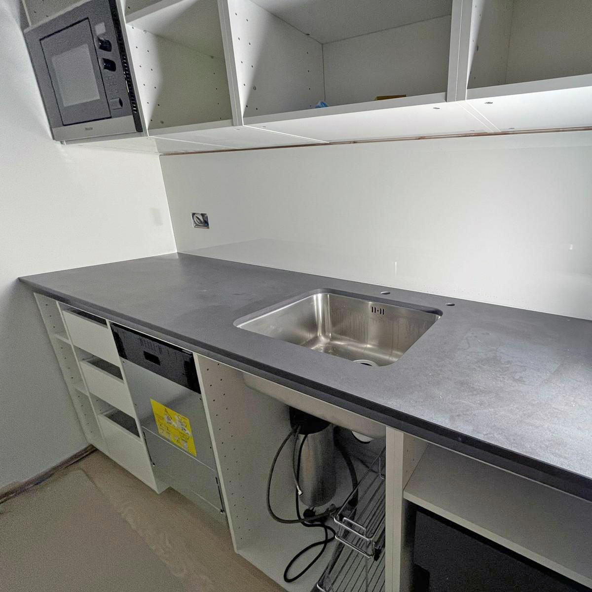 Clear glass kitchen splashbacks