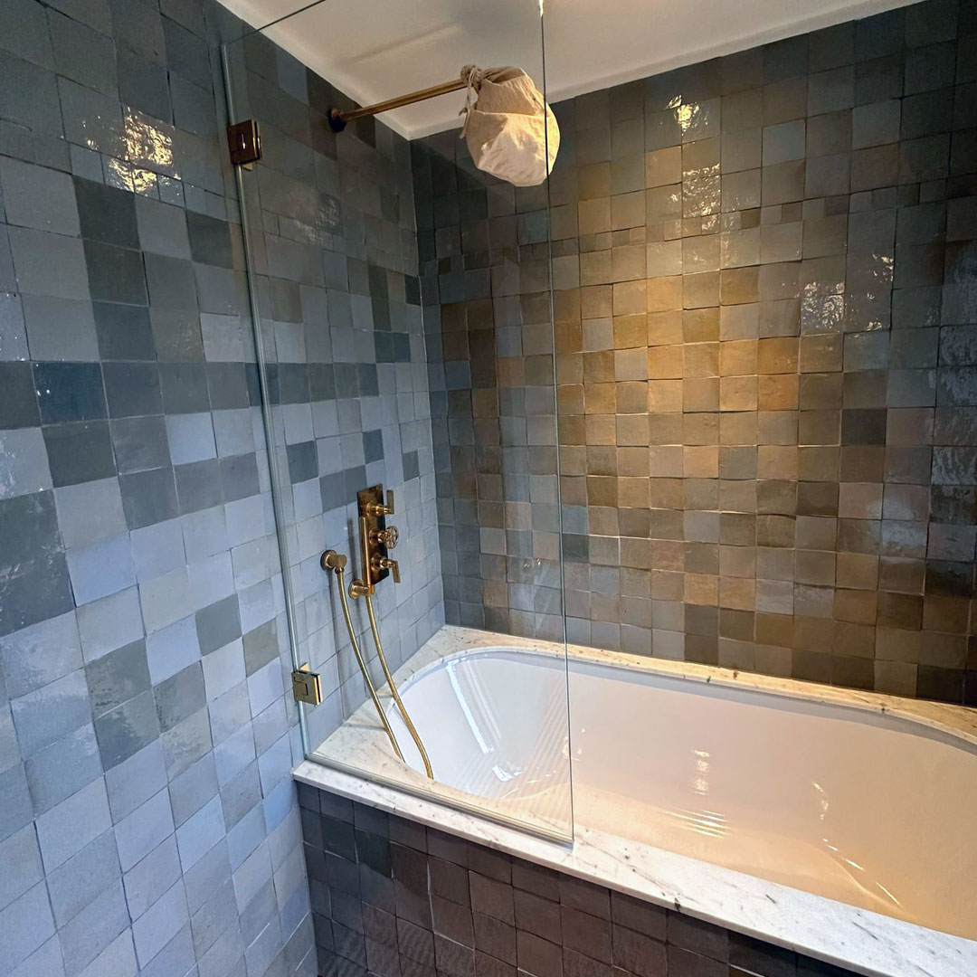 Glass overbath shower screen with hinges
