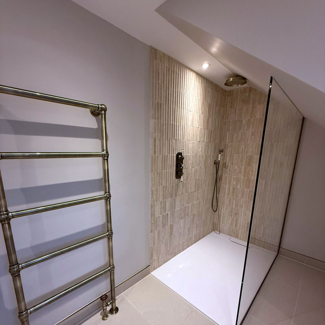 Modern shower screen